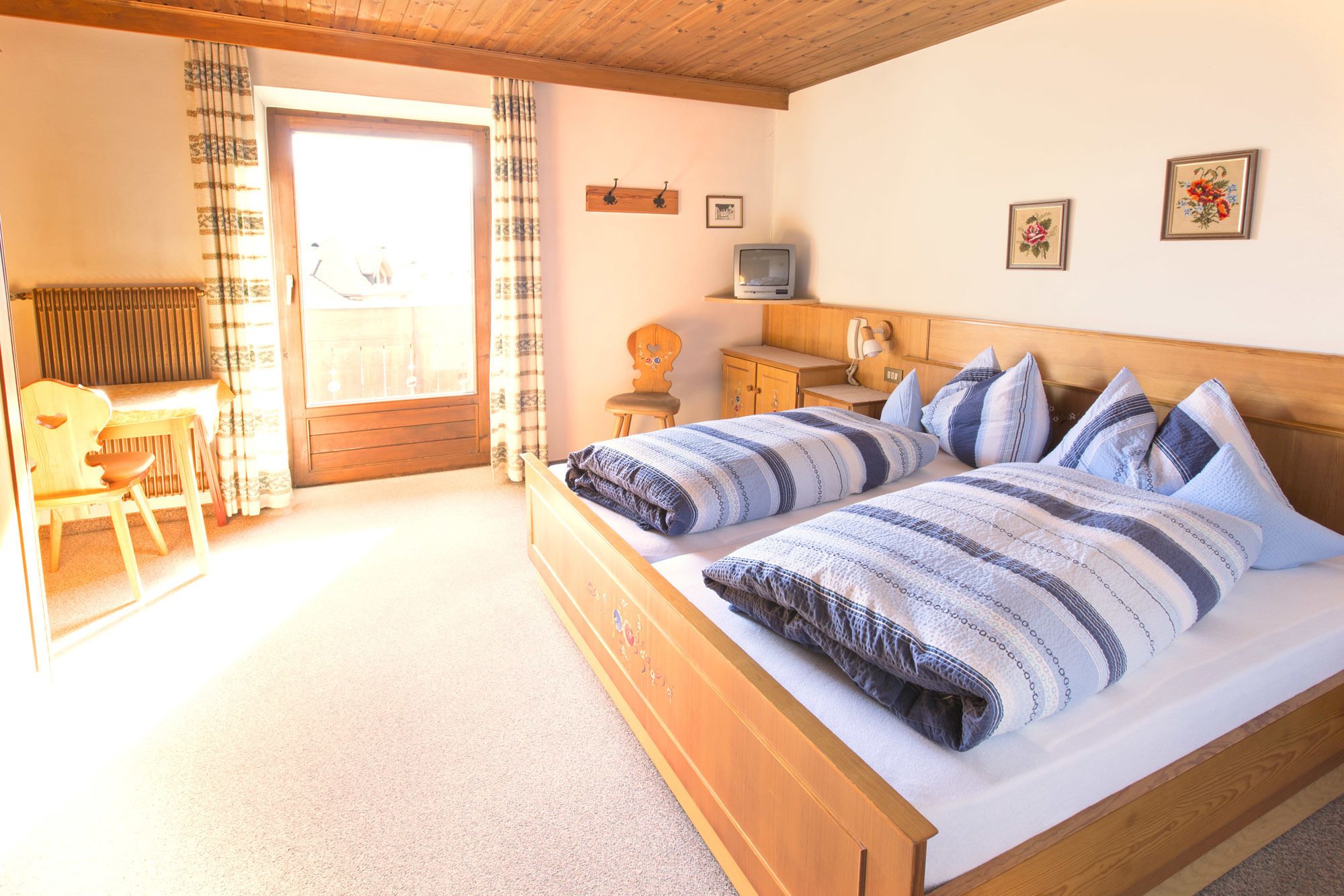 Double or Twin Room | Desk, free cribs/infant beds, rollaway beds, free WiFi