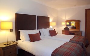 1 camera, una cassaforte in camera, una scrivania, ferro/asse da stiro