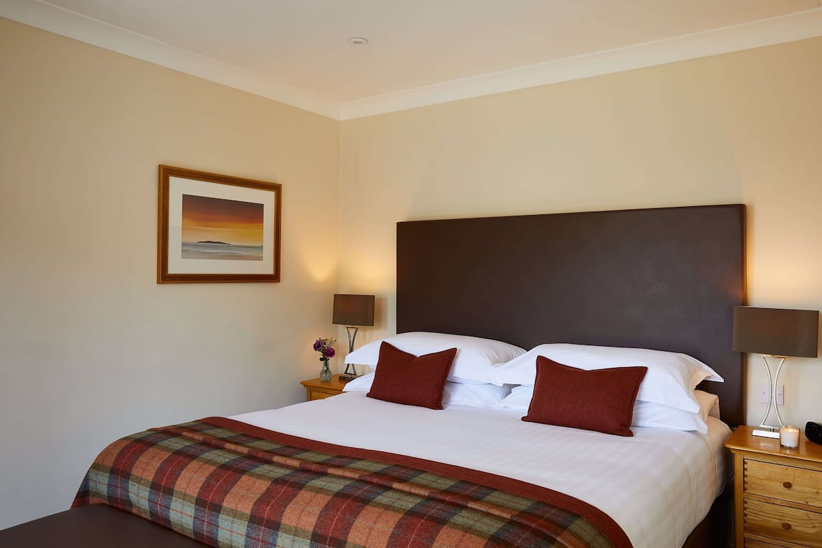 1 bedroom, in-room safe, desk, iron/ironing board