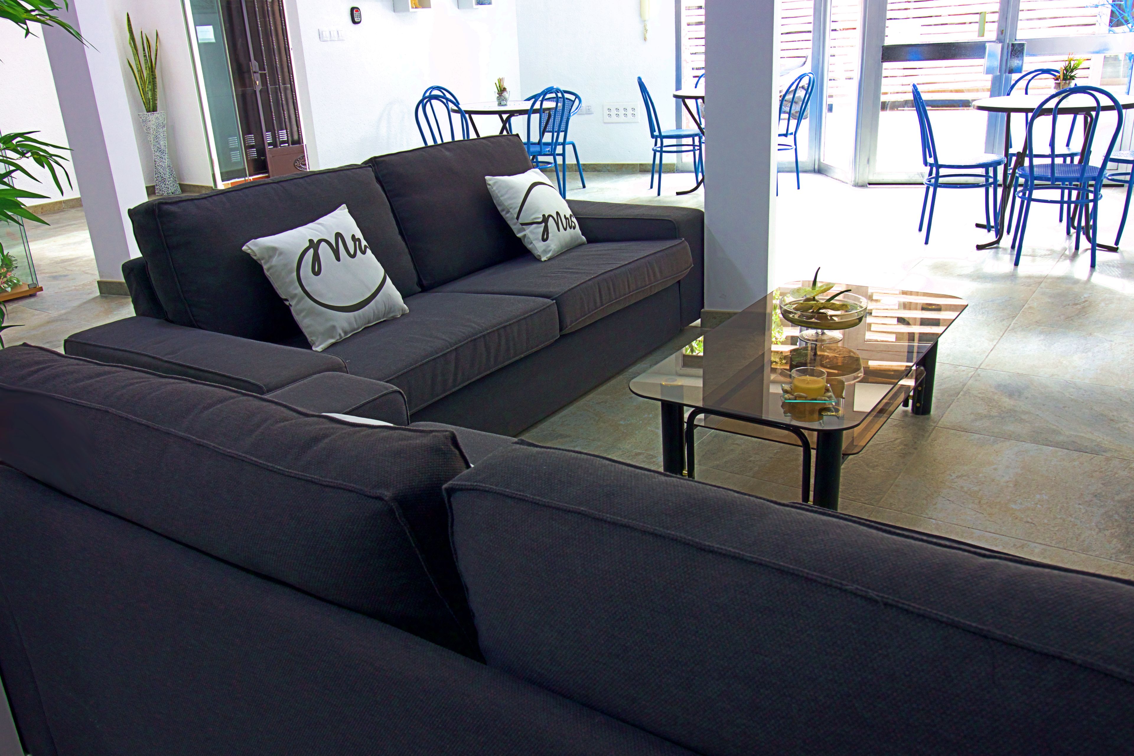 Un espacio moderno para relajarse con sofá, mesa de centro y sillas azules.