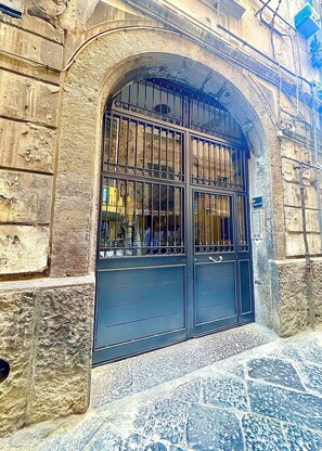 Vista frontal de la propiedad