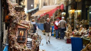 A narrow street with a rustic building featuring a small window and a barrel. - DayBreak B&B (Naples)