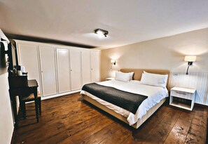 أغطية فراش متميزة وألحفة محشوة بالريش وميني بار وخزنة داخل الغرفة