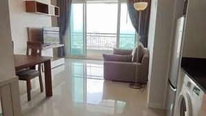Deluxe Condo, 1 Bedroom | Living area - Cityview Circle BTS Pool Gym (Bangkok)