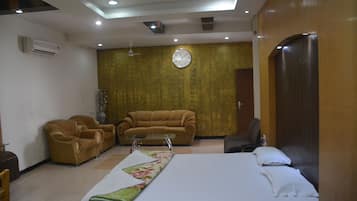 Suite | In-room safe, blackout curtains, free WiFi