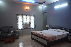 In-room safe, blackout curtains, free WiFi