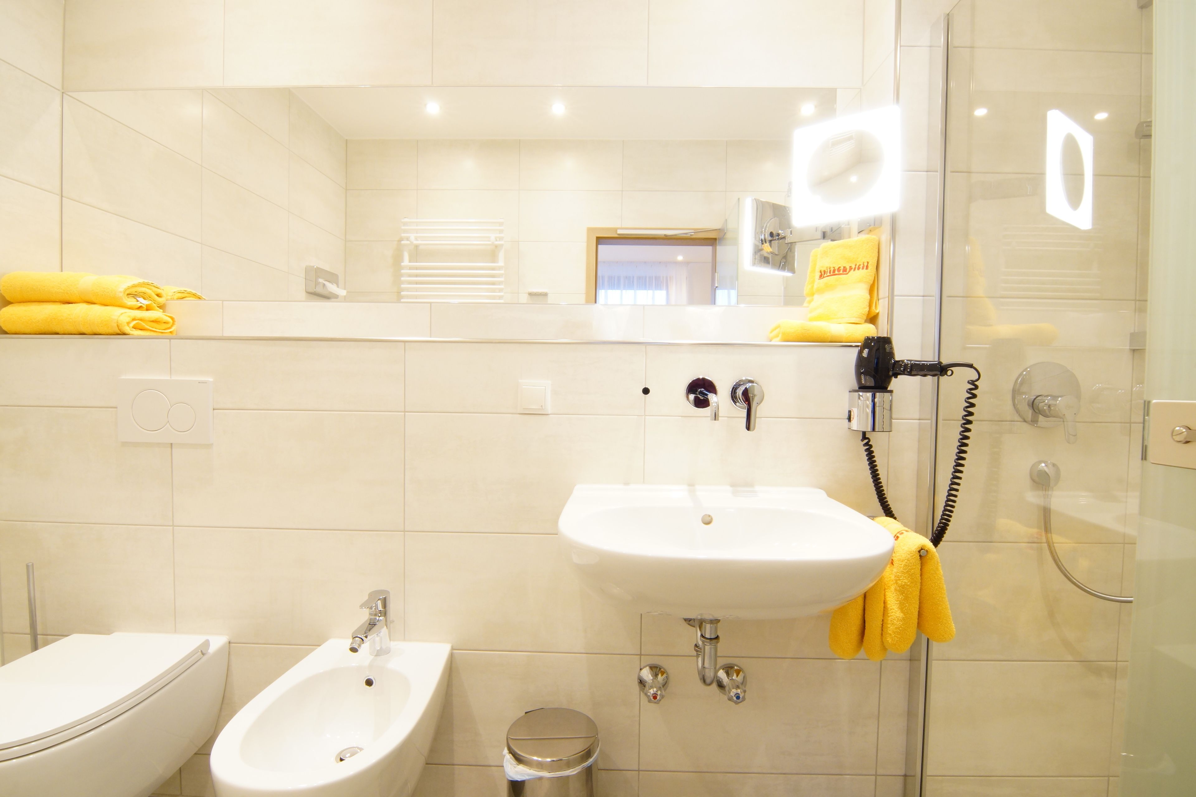 deluxe double room, balcony | bathroom | shower, free toiletries, hair dryer, towels
