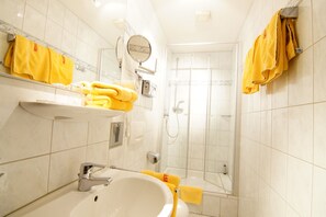 Regadera, amenidades de baño gratuitas, secadora de cabello, toallas 