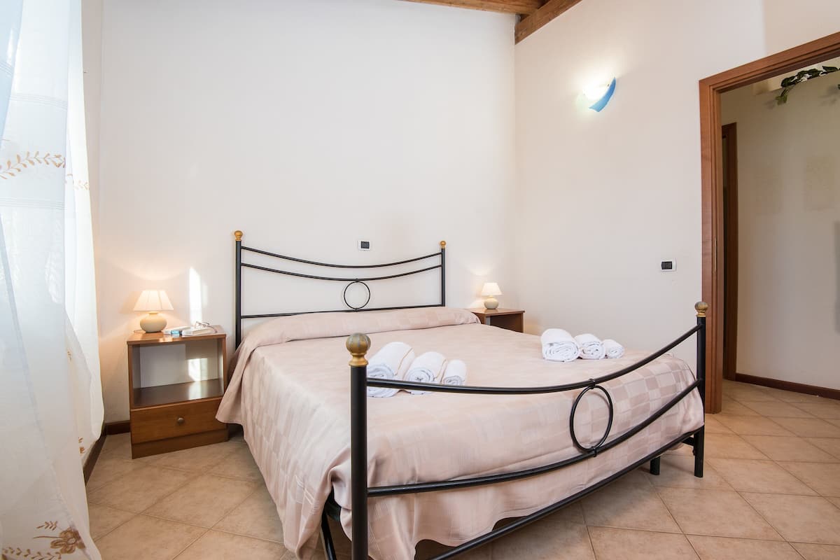 1 bedroom, cots/infant beds