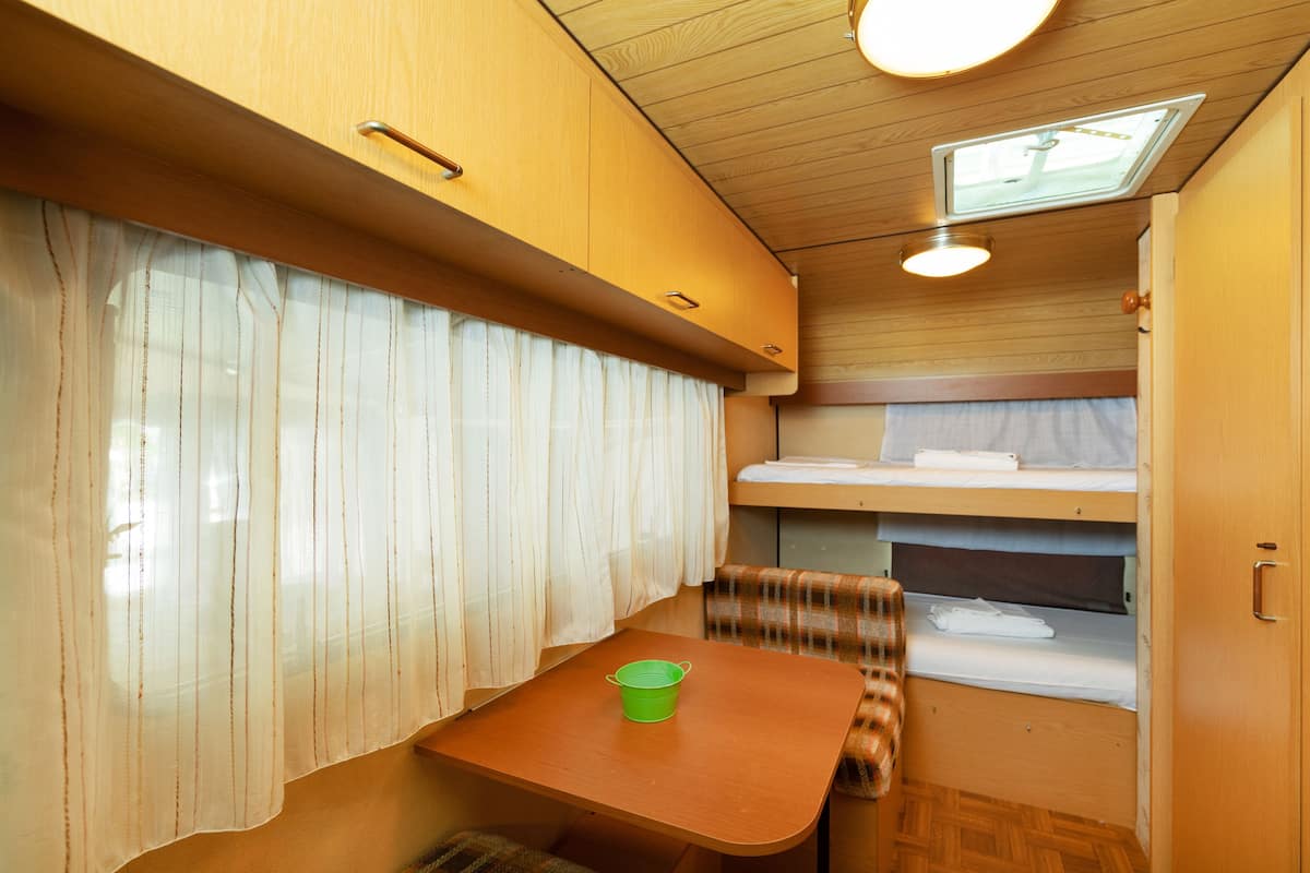 1 bedroom, cots/infant beds