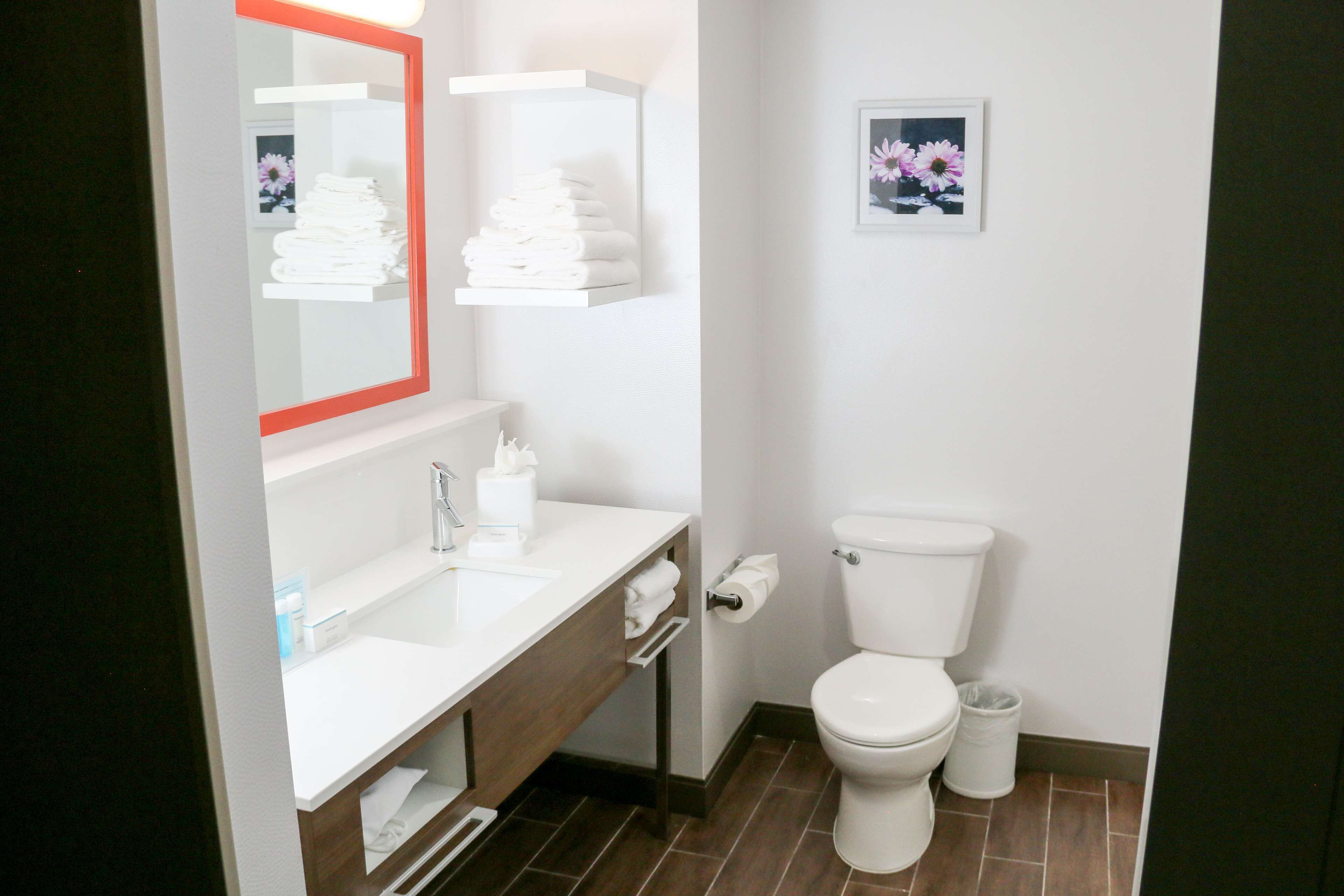 combined shower/bathtub, hydromassage showerhead, free toiletries