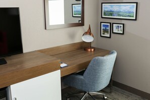 أغطية فراش متميزة وألحفة محشوة بالريش ومكتب وستائر تعتيم