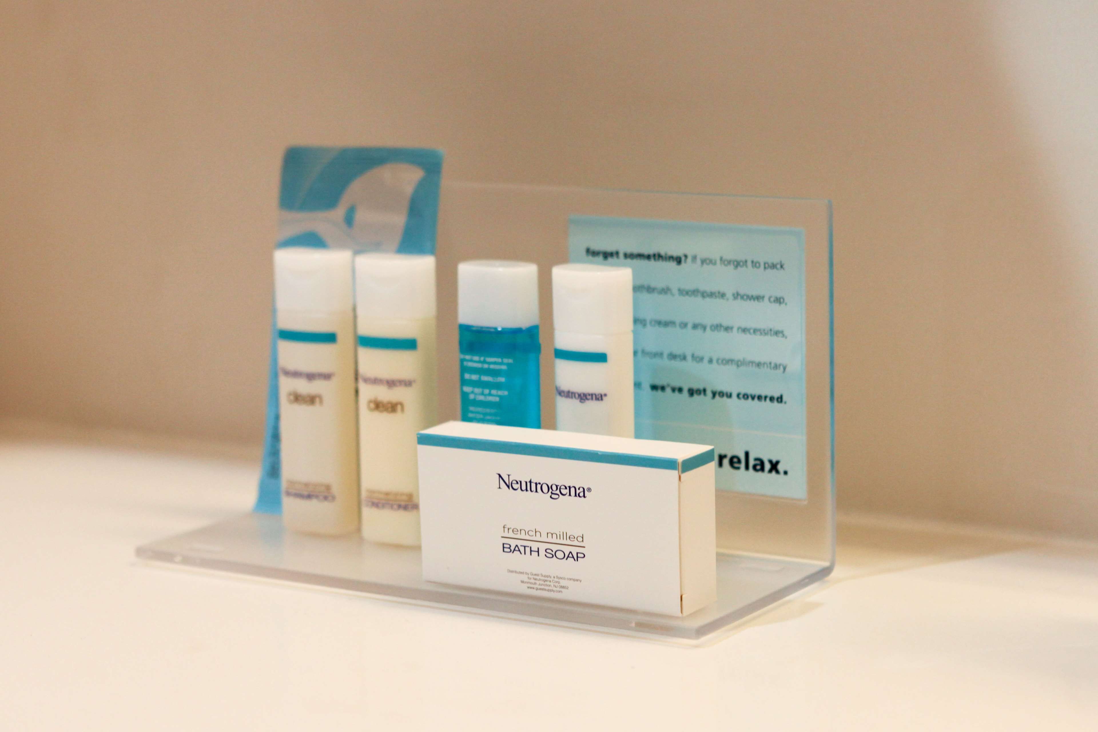 combined shower/bathtub, hydromassage showerhead, free toiletries