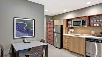 Full-size fridge, microwave, dishwasher, coffee/tea maker