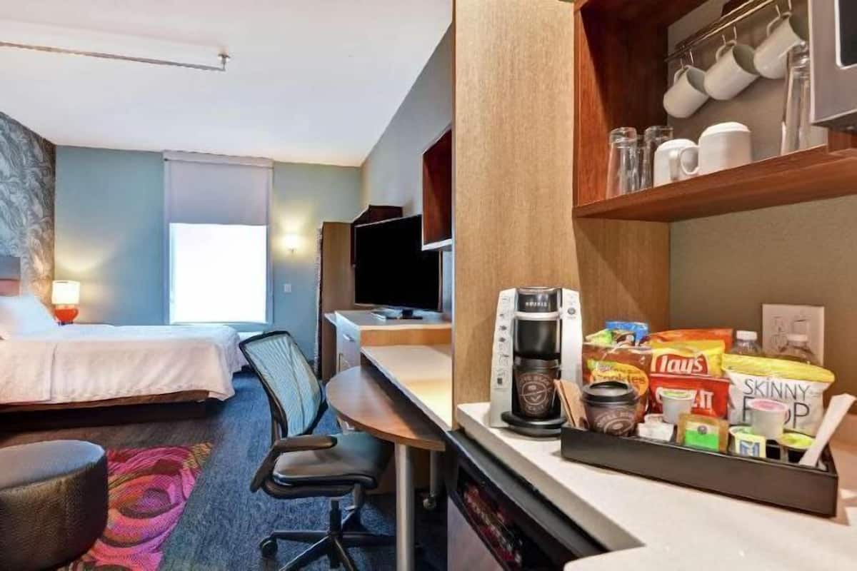 Tallelokero huoneessa, työpöytä