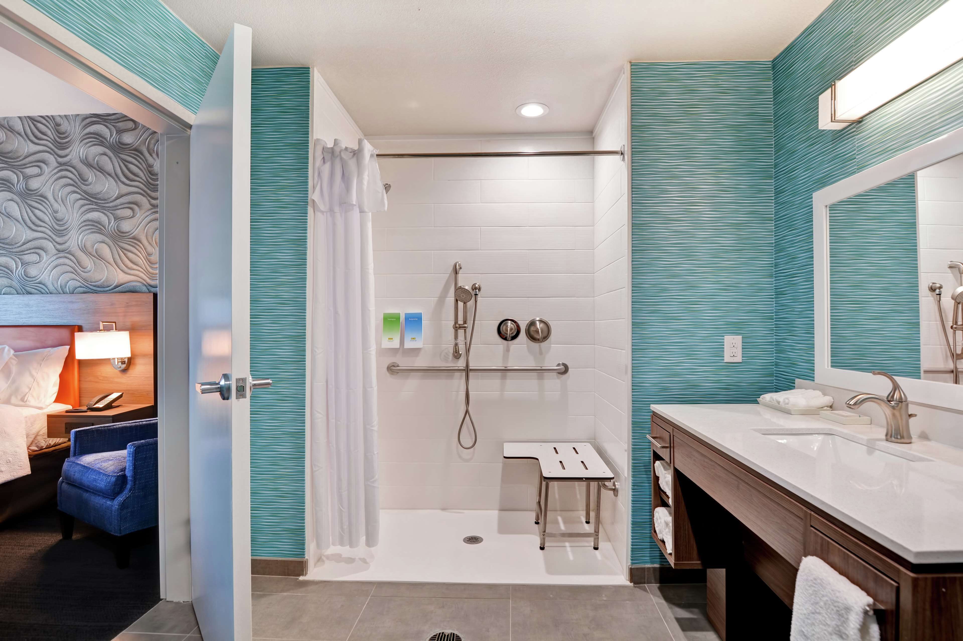 suite, 1 queen bed, accessible (roll-in shower) | bathroom shower