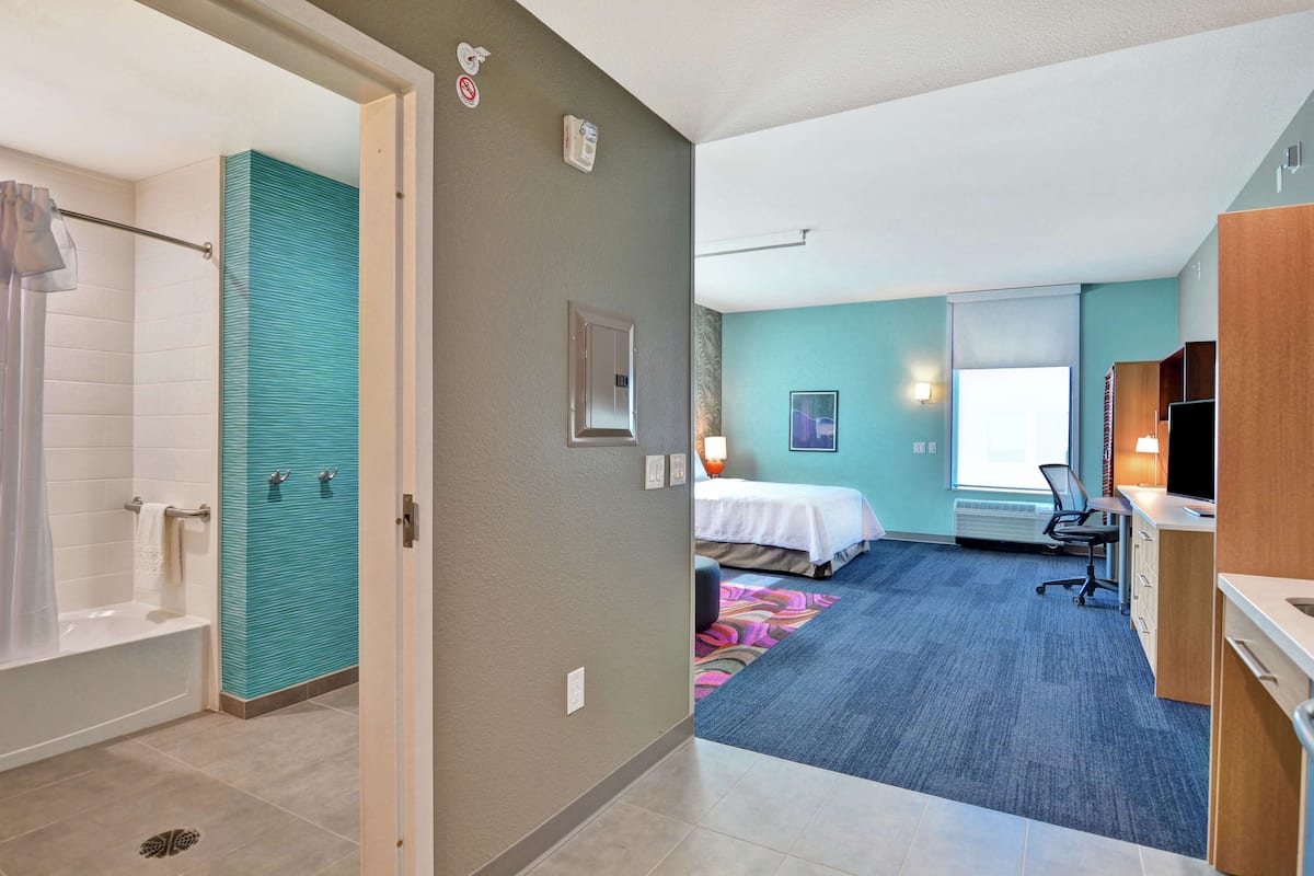 Studio, 1 Katil Ratu (Queen), Accessible, Bathtub (Mobility & Hearing) | 1 bilik tidur, peti besi dalam bilik, meja, ruang kerja komputer riba