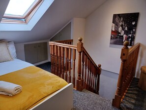 บ้านพัก, ห้องน้ำส่วนตัว, วิวสวน (Spacious 3 Bedr 7 people) | เครื่องนอนป้องกันสารก่อภูมิแพ้, โต๊ะทำงาน, พื้นที่ทำงานแบบใช้แล็ปท็อป