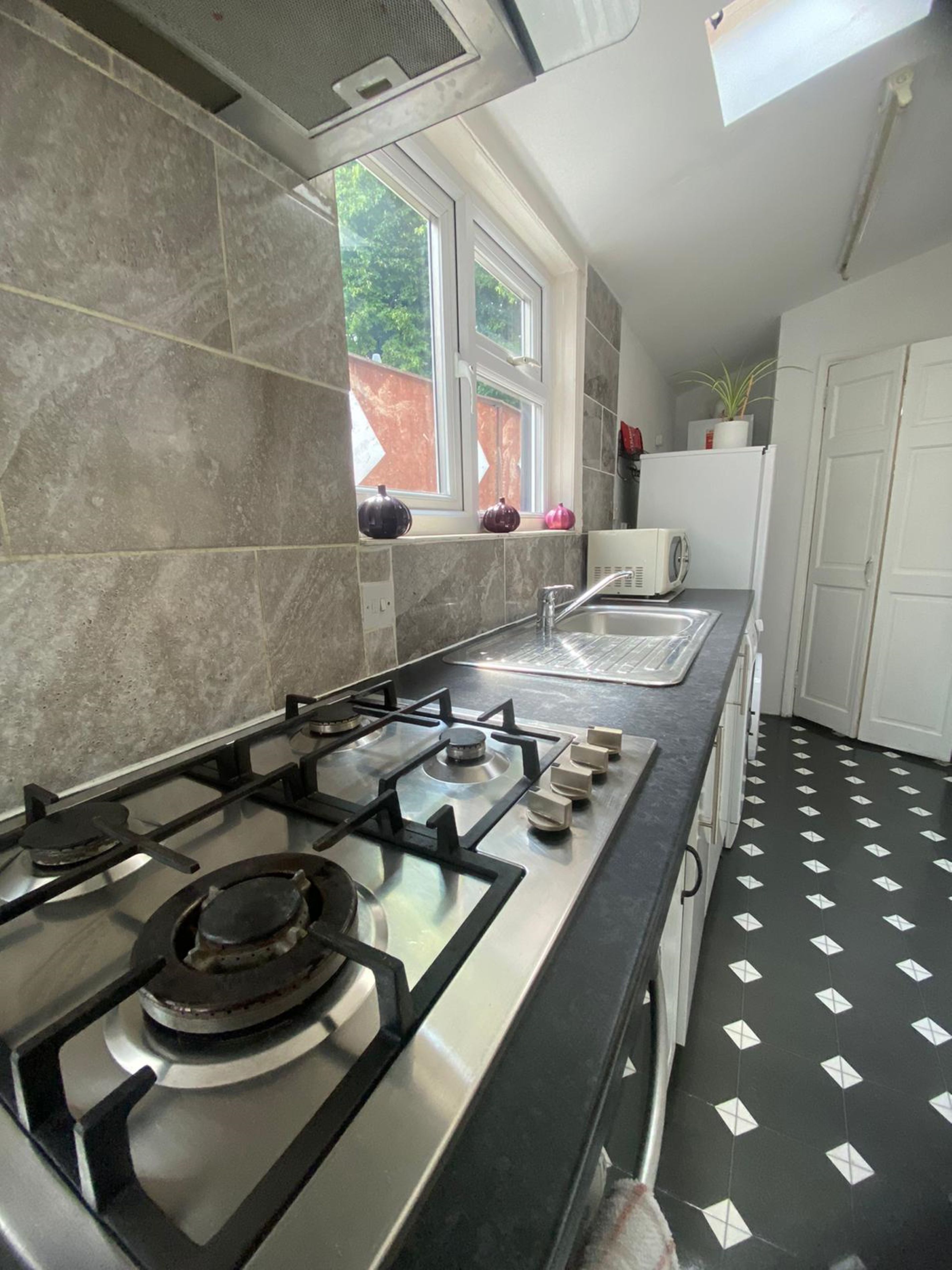 Photo - Salisbury House-Huku Kwetu Spacious 4 Bedroom House- Sleeps 6 - Luton Town Centre