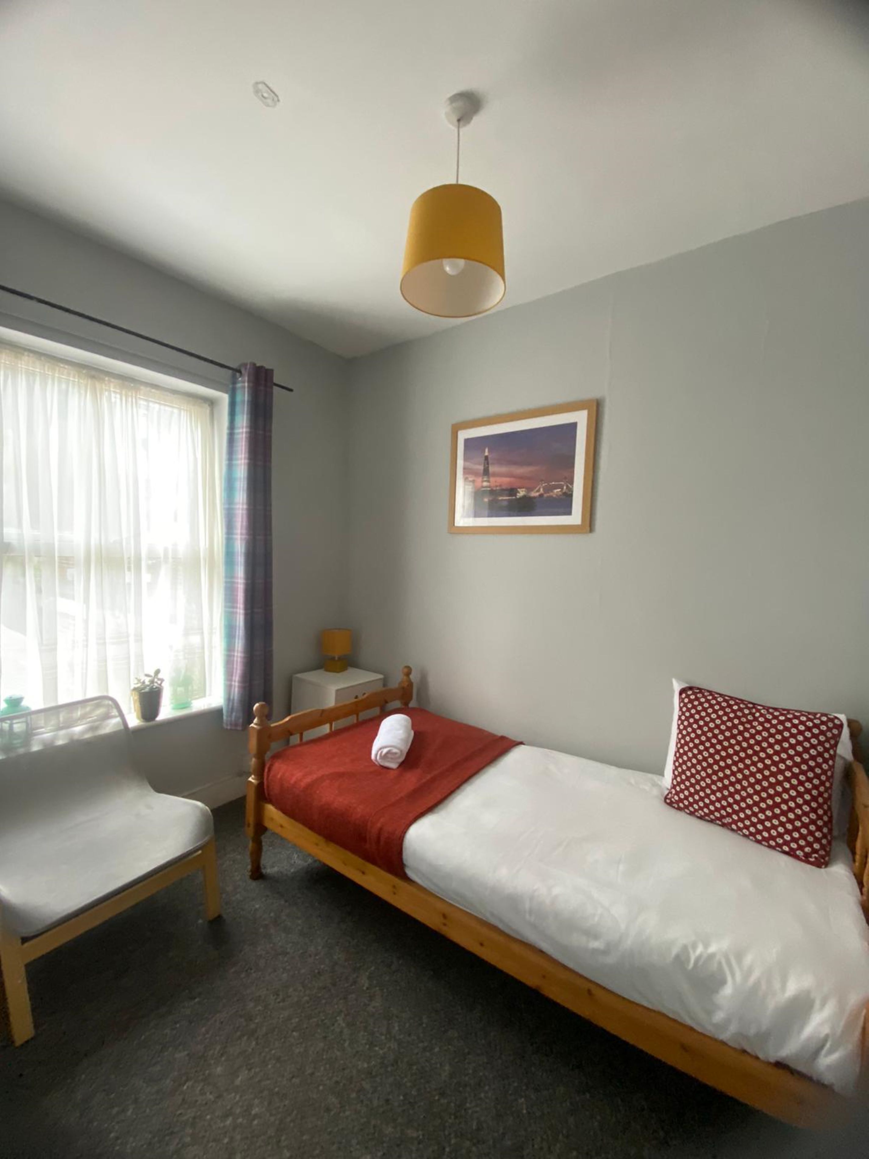 Photo - Salisbury House-Huku Kwetu Spacious 4 Bedroom House- Sleeps 6 - Luton Town Centre