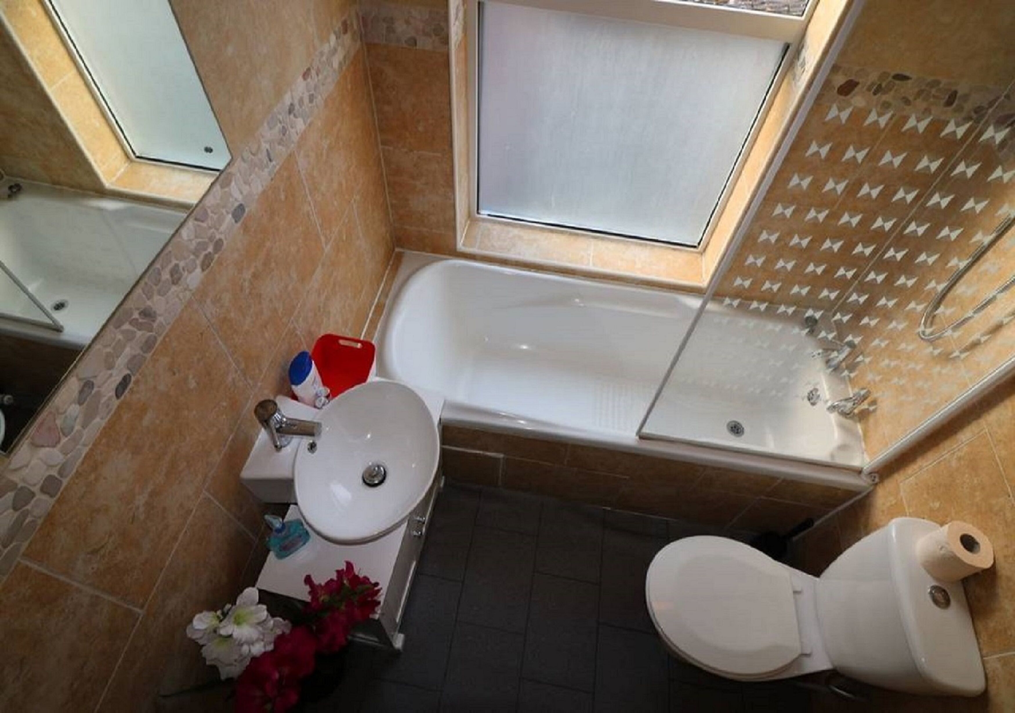 Photo - Salisbury House-Huku Kwetu Spacious 4 Bedroom House- Sleeps 6 - Luton Town Centre