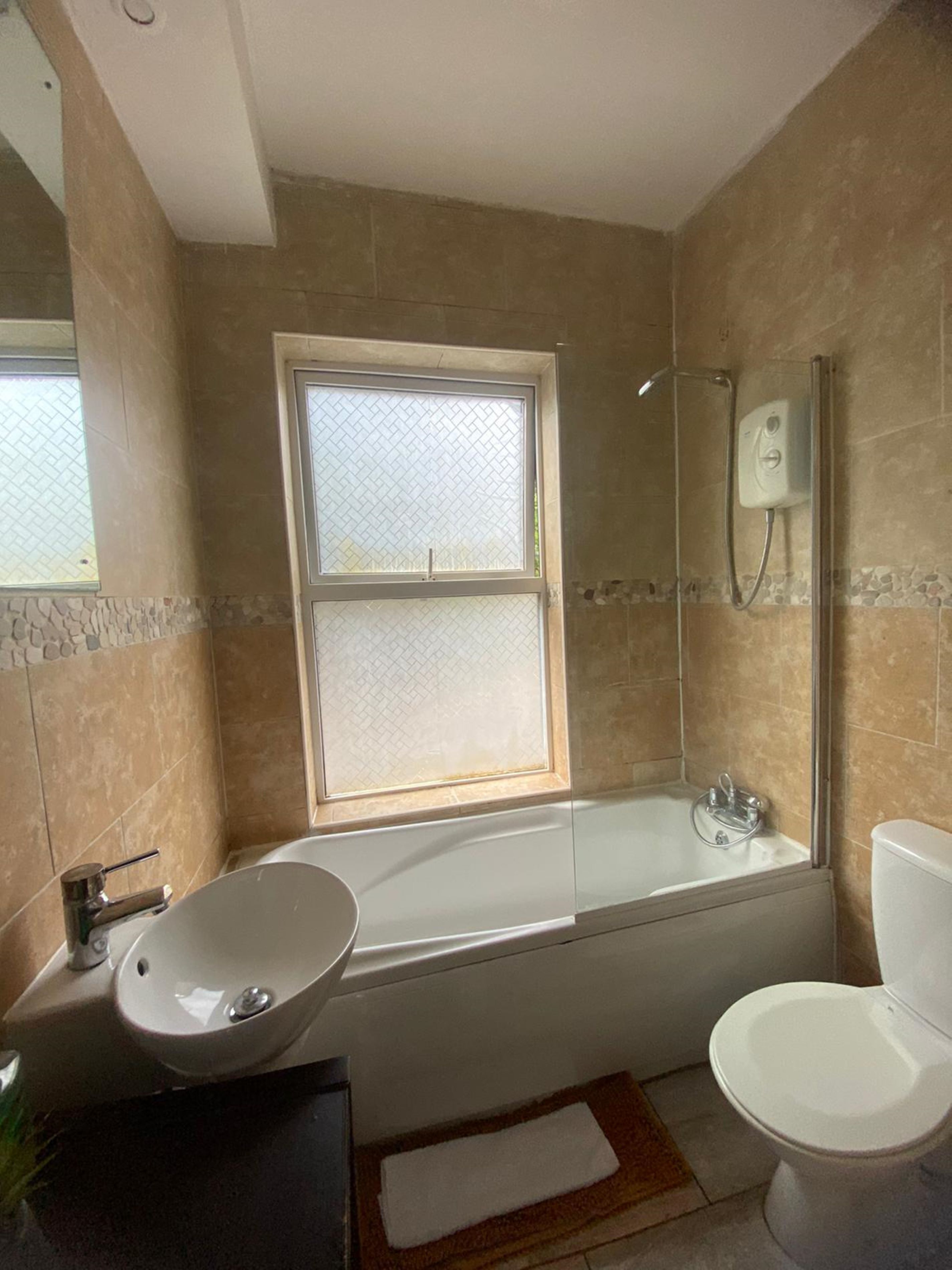 Photo - Salisbury House-Huku Kwetu Spacious 4 Bedroom House- Sleeps 6 - Luton Town Centre