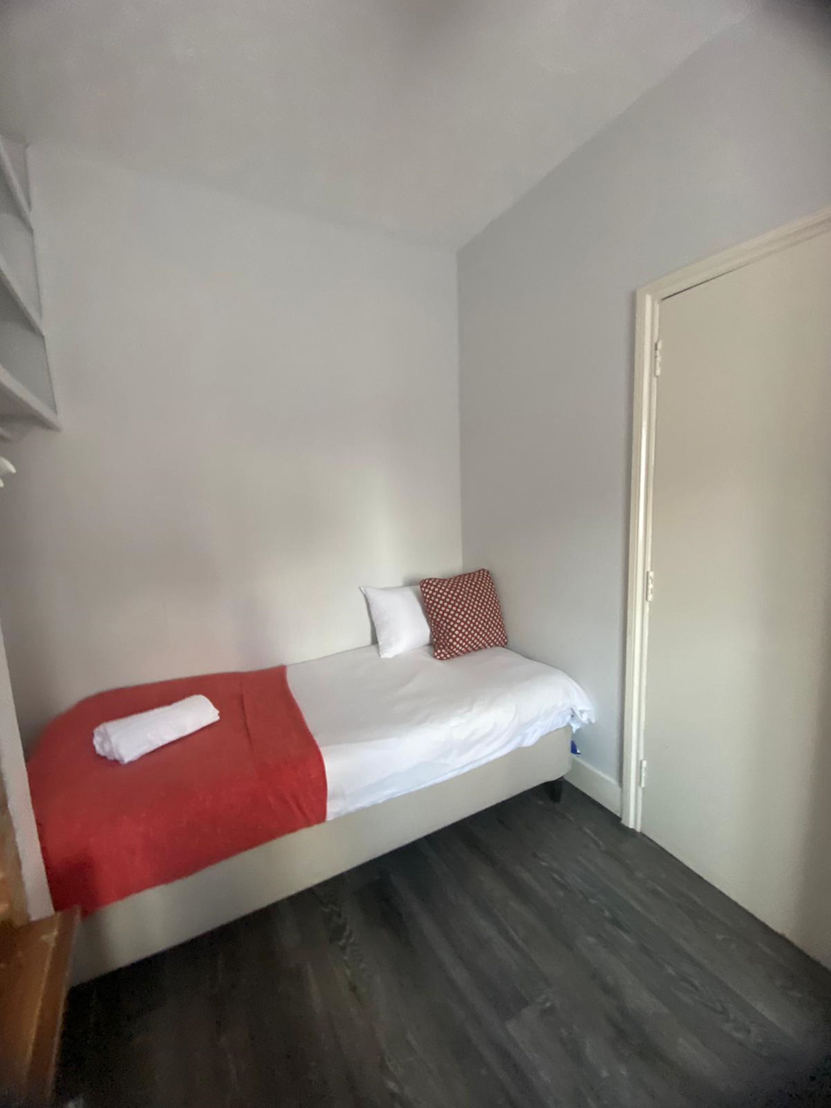 Photo - Salisbury House-Huku Kwetu Spacious 4 Bedroom House- Sleeps 6 - Luton Town Centre