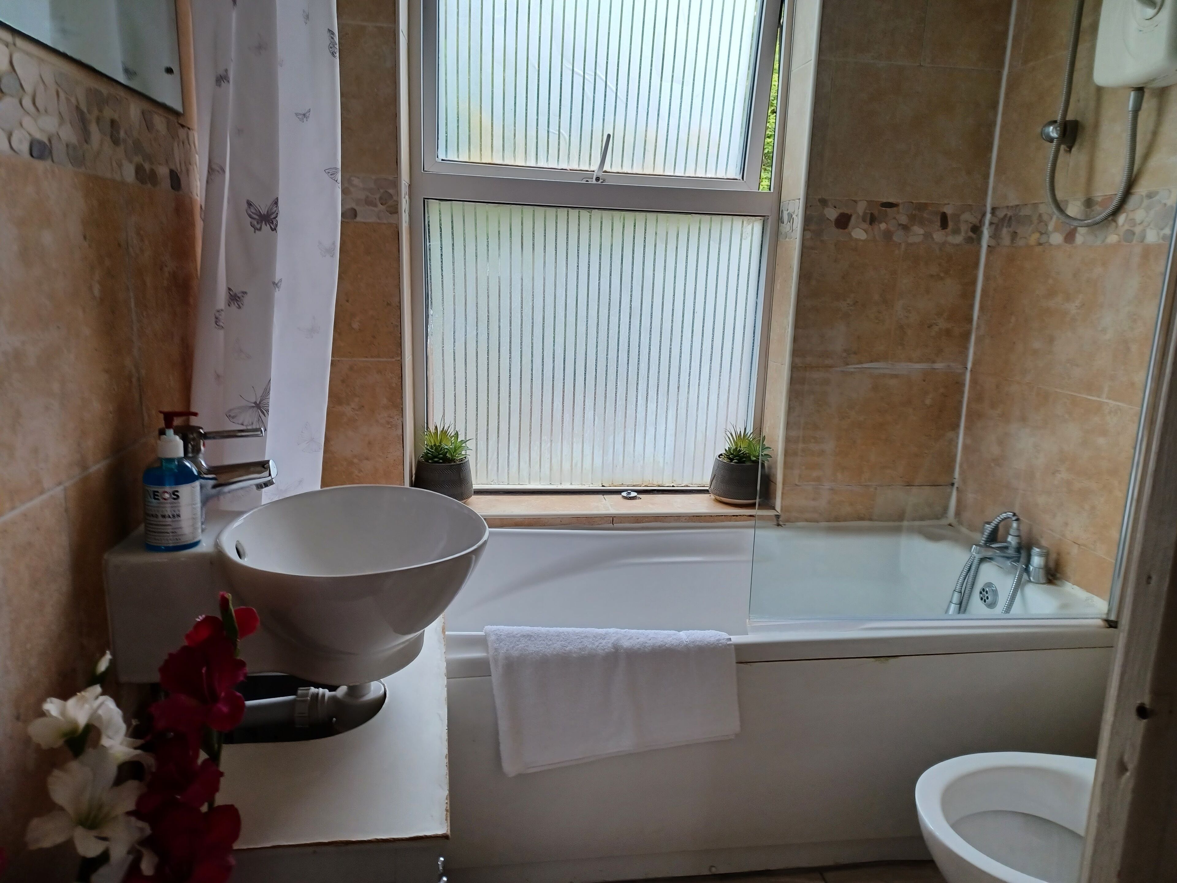 Photo - Salisbury House-Huku Kwetu Spacious 4 Bedroom House- Sleeps 6 - Luton Town Centre