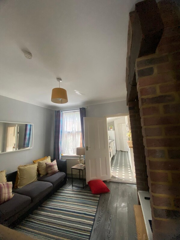 บ้านพัก, ห้องน้ำส่วนตัว, วิวสวน (Spacious 3 Bedr 7 people) | บริเวณนั่งเล่น | สมาร์ททีว  ี 52 นิ้ว พร้อมช่องดาวเทียม, ทีวี