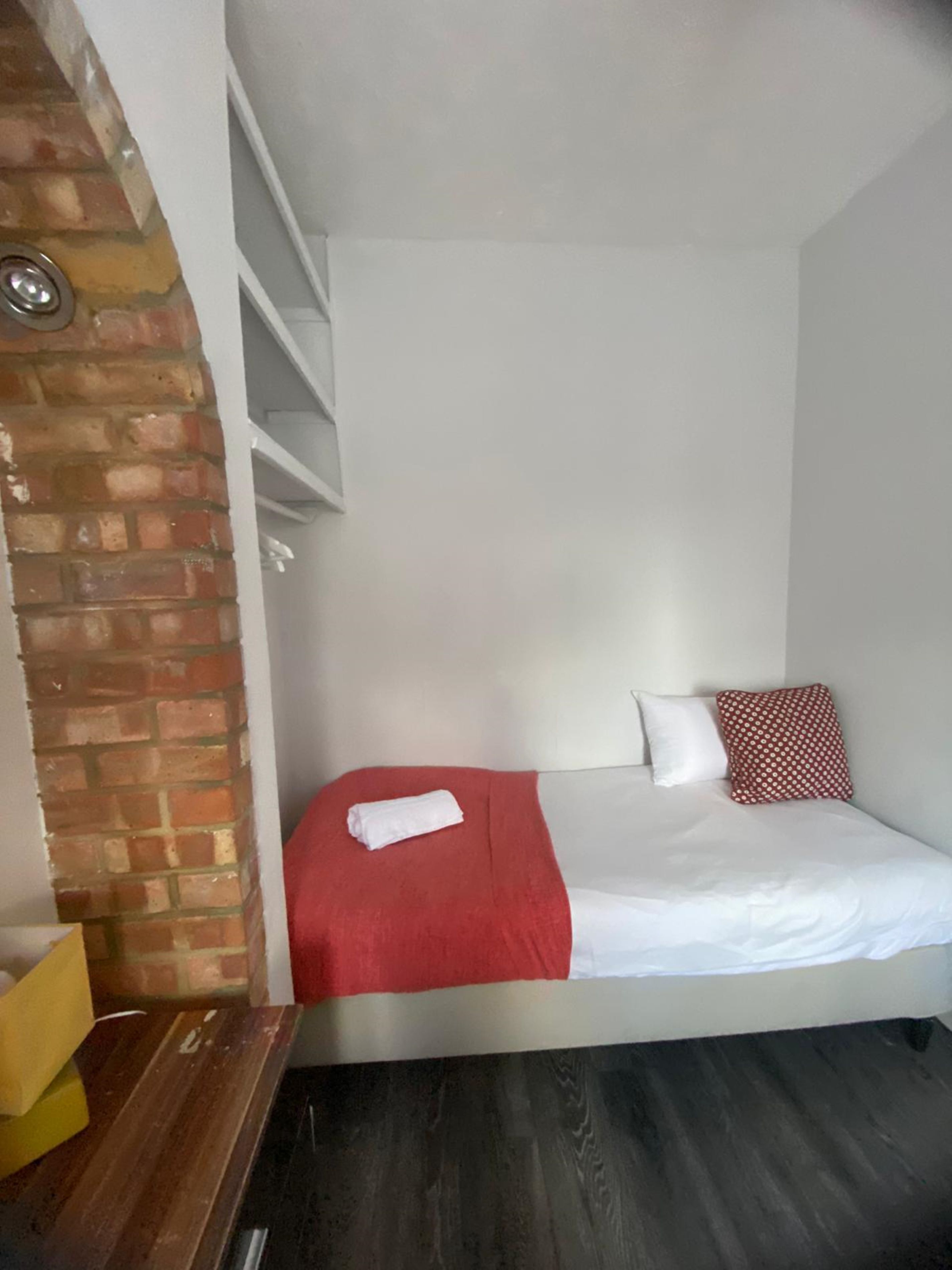 Photo - Salisbury House-Huku Kwetu Spacious 4 Bedroom House- Sleeps 6 - Luton Town Centre