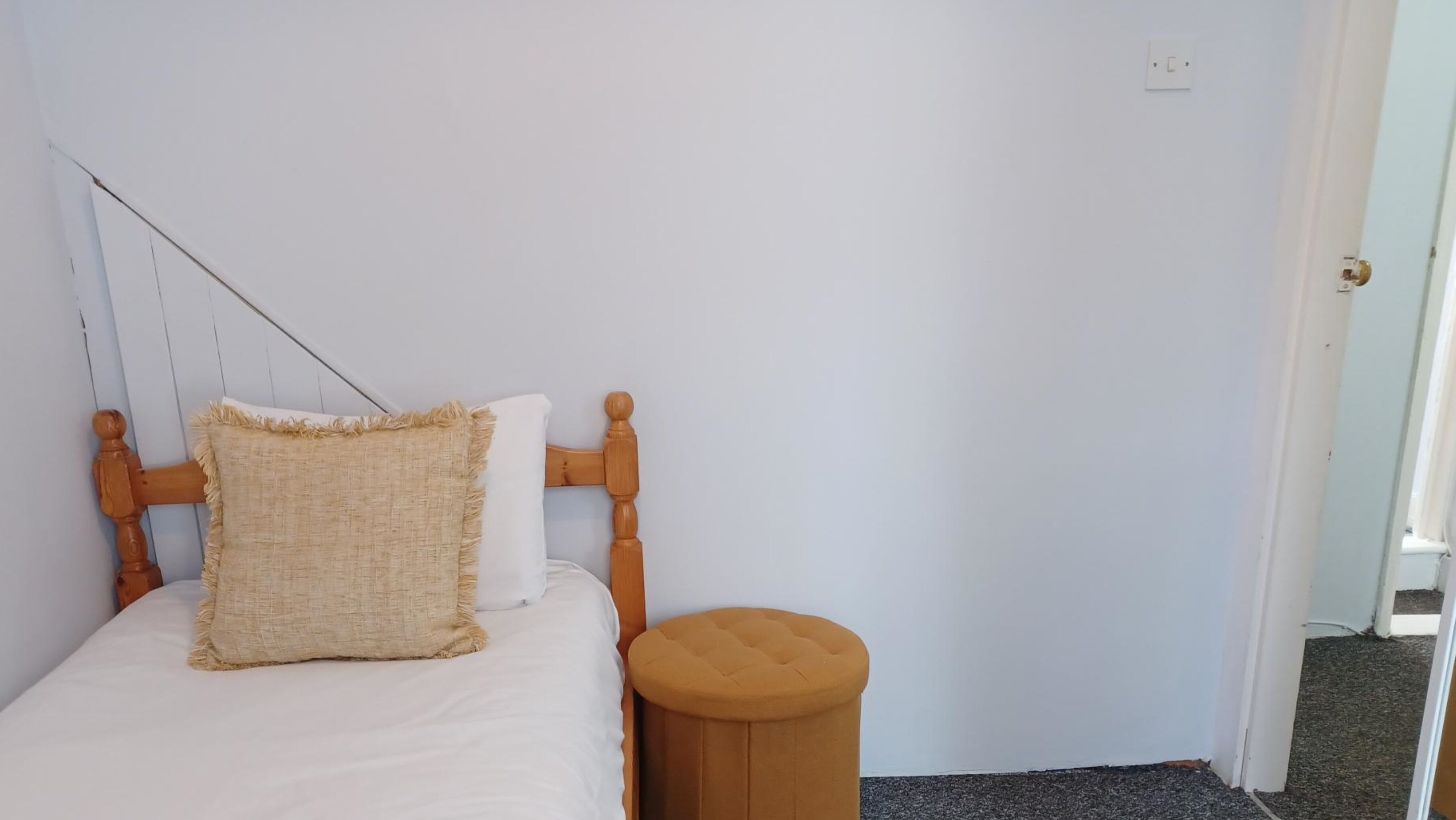 Photo - Salisbury House-Huku Kwetu Spacious 4 Bedroom House- Sleeps 6 - Luton Town Centre