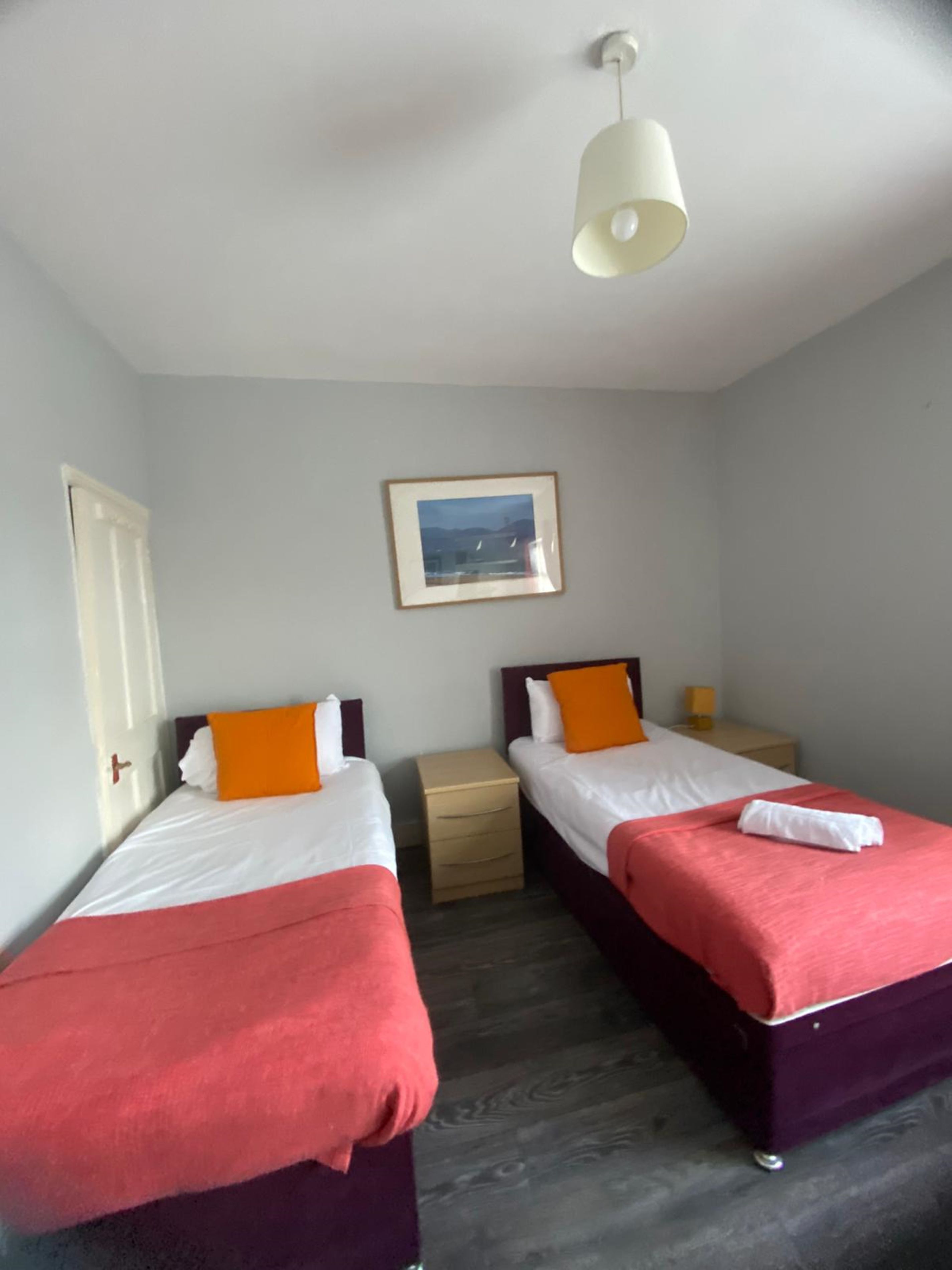 Photo - Salisbury House-Huku Kwetu Spacious 4 Bedroom House- Sleeps 6 - Luton Town Centre