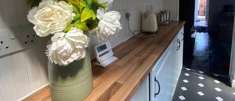 Hus - privat badrum - utsikt mot trädgården (Spacious 3 Bedr 7 people) | Eget kök | Kyl i allmänt utrymme, mikrovågsugn, ugn och spishäll