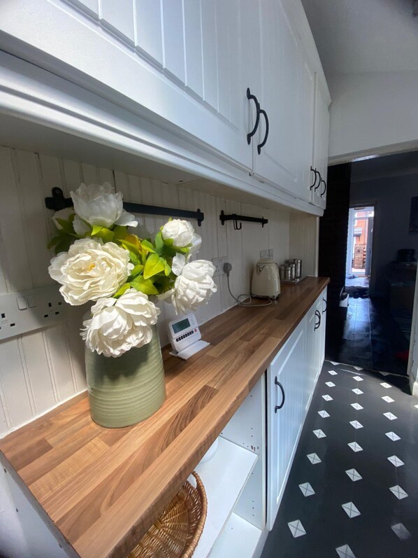 Maison, salle de bains privée, vue jardin (Spacious 3 Bedr 7 people) | Cuisine privée | Réfrigérateur dans l'espace commun, micro-ondes, four, plaque de cuisson