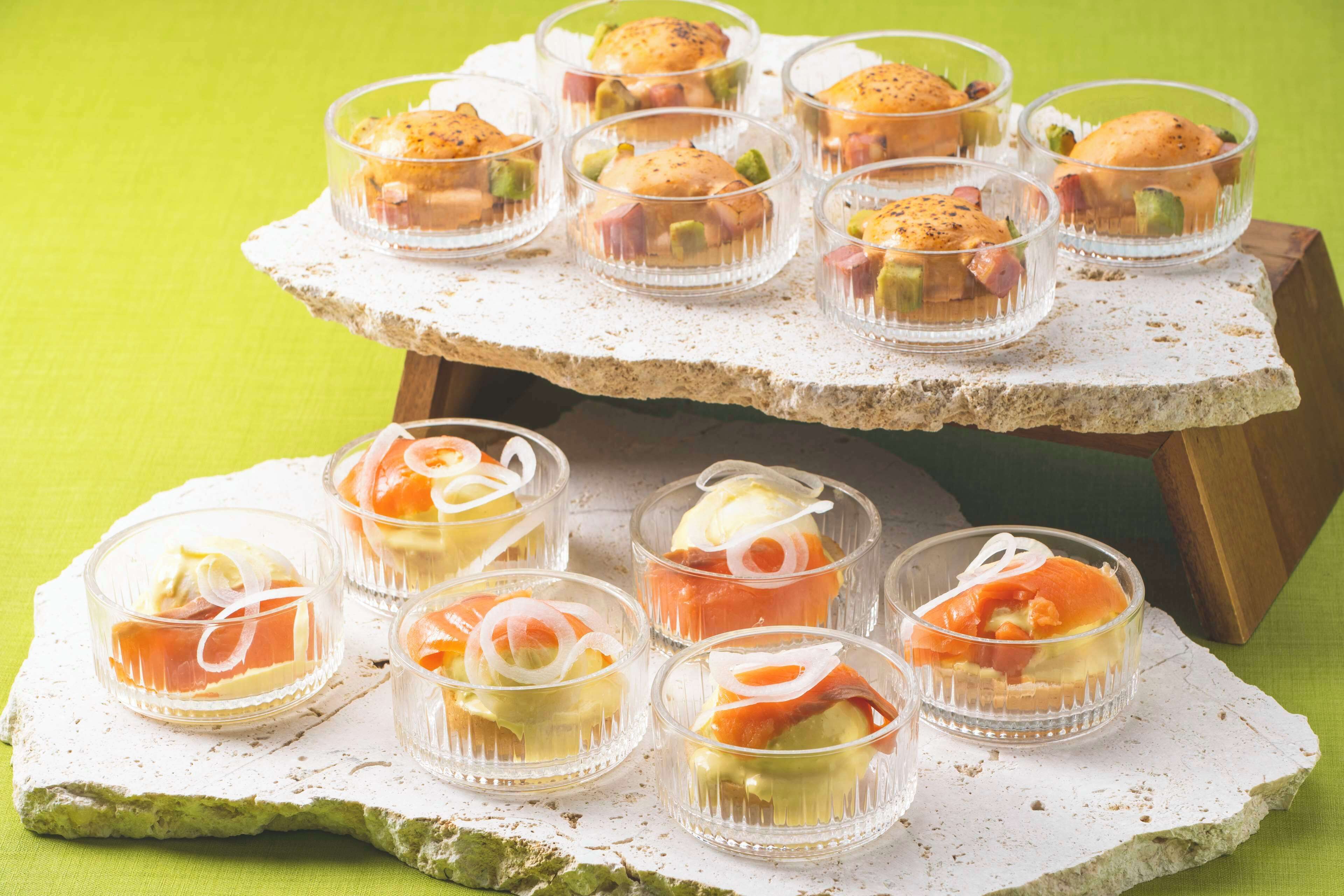 Eine Dessertauslage mit verschiedenen kleinen Schalen, gefüllt mit unterschiedlichen Gebäcken und Toppings.