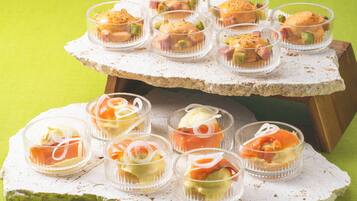 Eine Dessertauslage mit verschiedenen kleinen Schalen, gefüllt mit unterschiedlichen Gebäcken und Toppings.