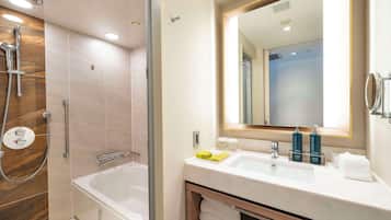 Ein modernes Badezimmer mit Badewanne, Dusche und Waschtisch mit Spiegel.