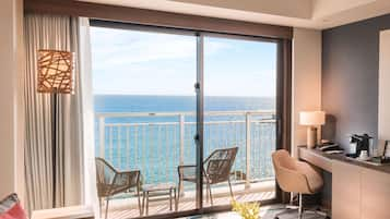 KING ONE BEDROOM SUITE OCEAN VIEW W/ BALCONY  | Balcony view