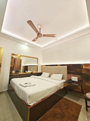 Deluxe Room non AC with Complimentary Wi-Fi | 1 bedroom, desk, free WiFi, bed sheets - Hotel Apple Villa @ Paharganj (New Delhi)