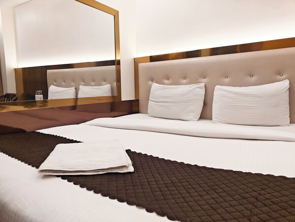 Deluxe Room non AC with Complimentary Wi-Fi | 1 bedroom, desk, free WiFi, bed sheets - Hotel Apple Villa @ Paharganj (New Delhi)