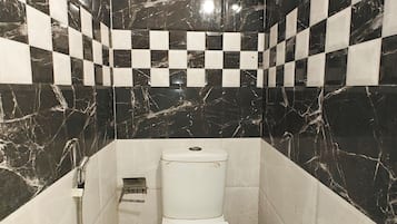 Deluxe Triple Room with Complimentary Wi-Fi | Bathroom | Shower, free toiletries, towels, soap