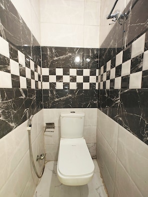Deluxe Triple Room with Complimentary Wi-Fi | Bathroom