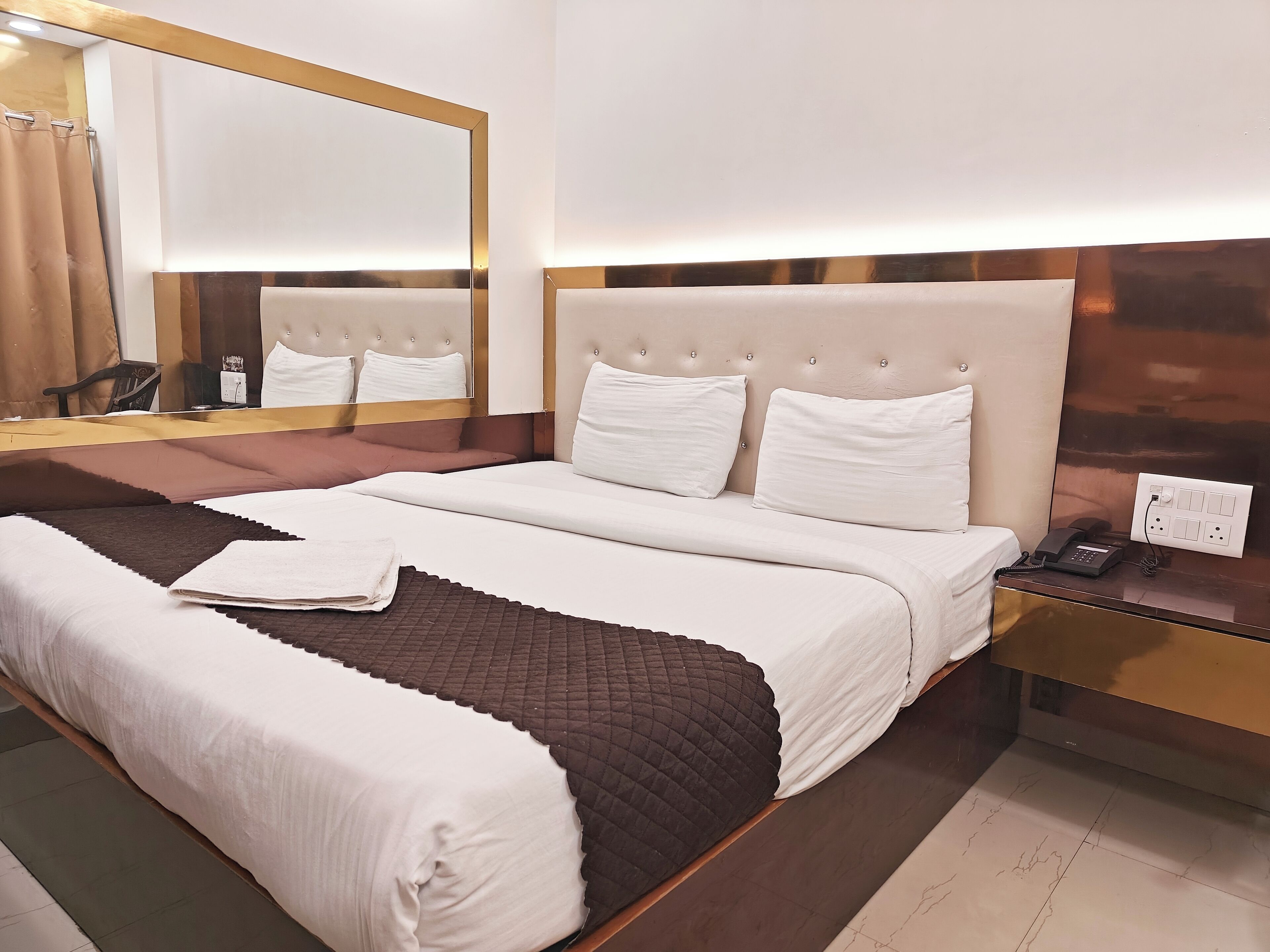 Phòng Deluxe (non AC with Complimentary Wi-Fi) | 1 phòng ngủ, bàn, truy cập Internet không dây miễn phí, bộ trải giường 