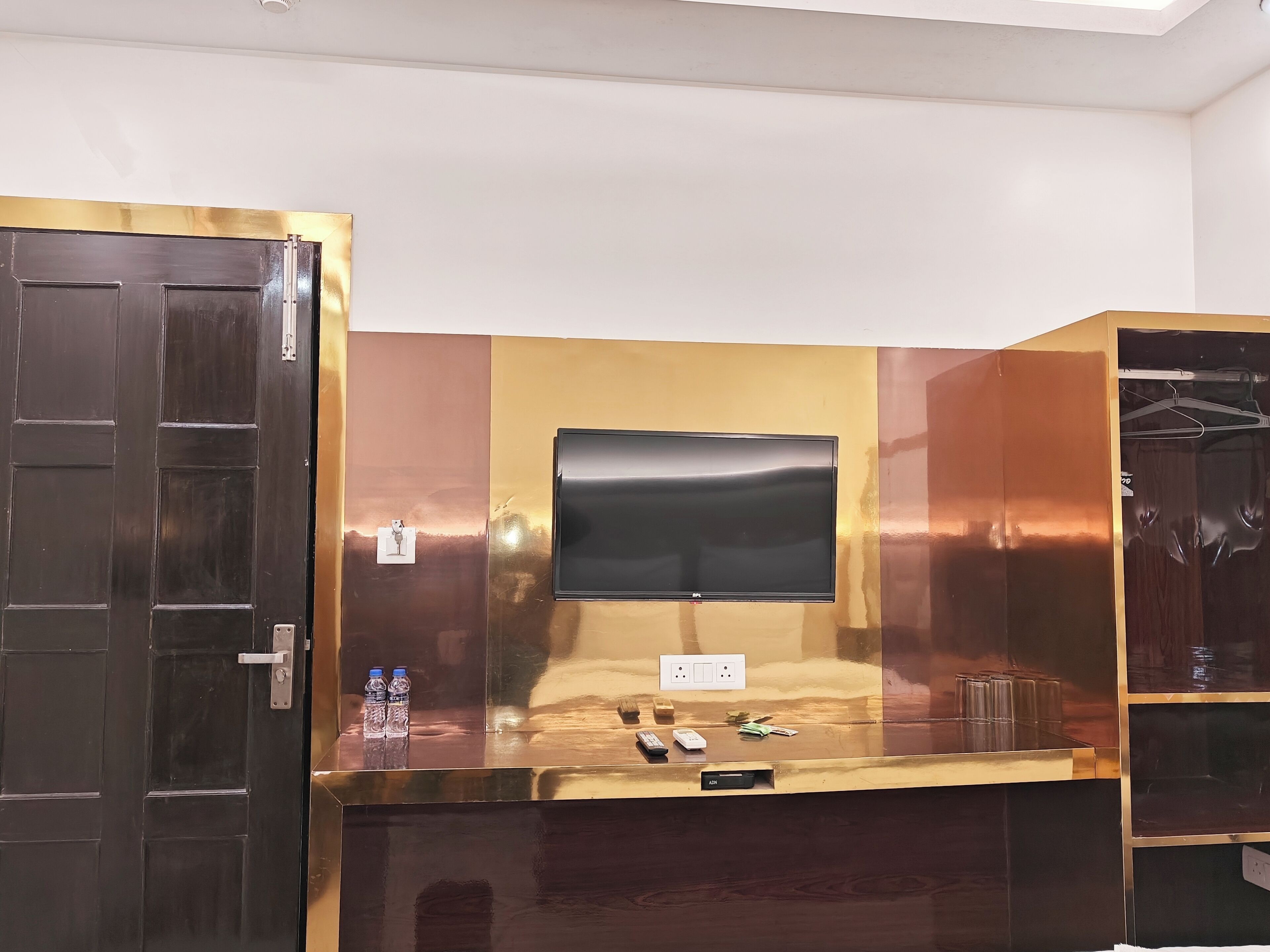 Phòng Deluxe (non AC with Complimentary Wi-Fi) | 1 phòng ngủ, bàn, truy cập Internet không dây miễn phí, bộ trải giường 