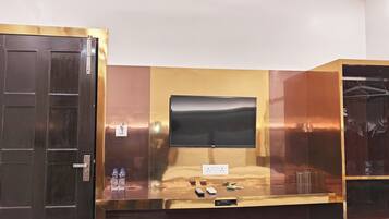 1 bedroom, desk, free WiFi, bed sheets