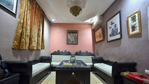 Lobby sitting area - Riad Tamazouzt (Marrakech)