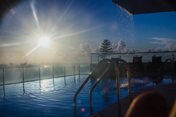 Outdoor pool - Cebu Infinity Pool Condo near Mall (Cebu City)