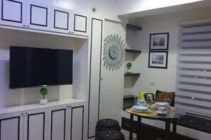 In-room dining - Cebu Infinity Pool Condo near Mall (Cebu City)