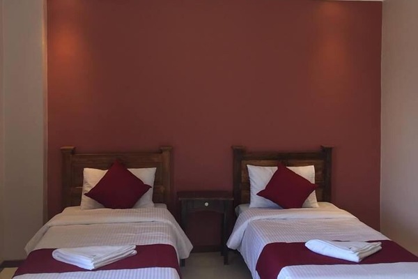 Deluxe Twin Room | Desk, iron/ironing board, free WiFi, bed sheets