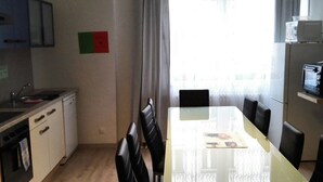 A modern kitchen with a dining area. - Sultanias Melanchthon (Nuremberg)